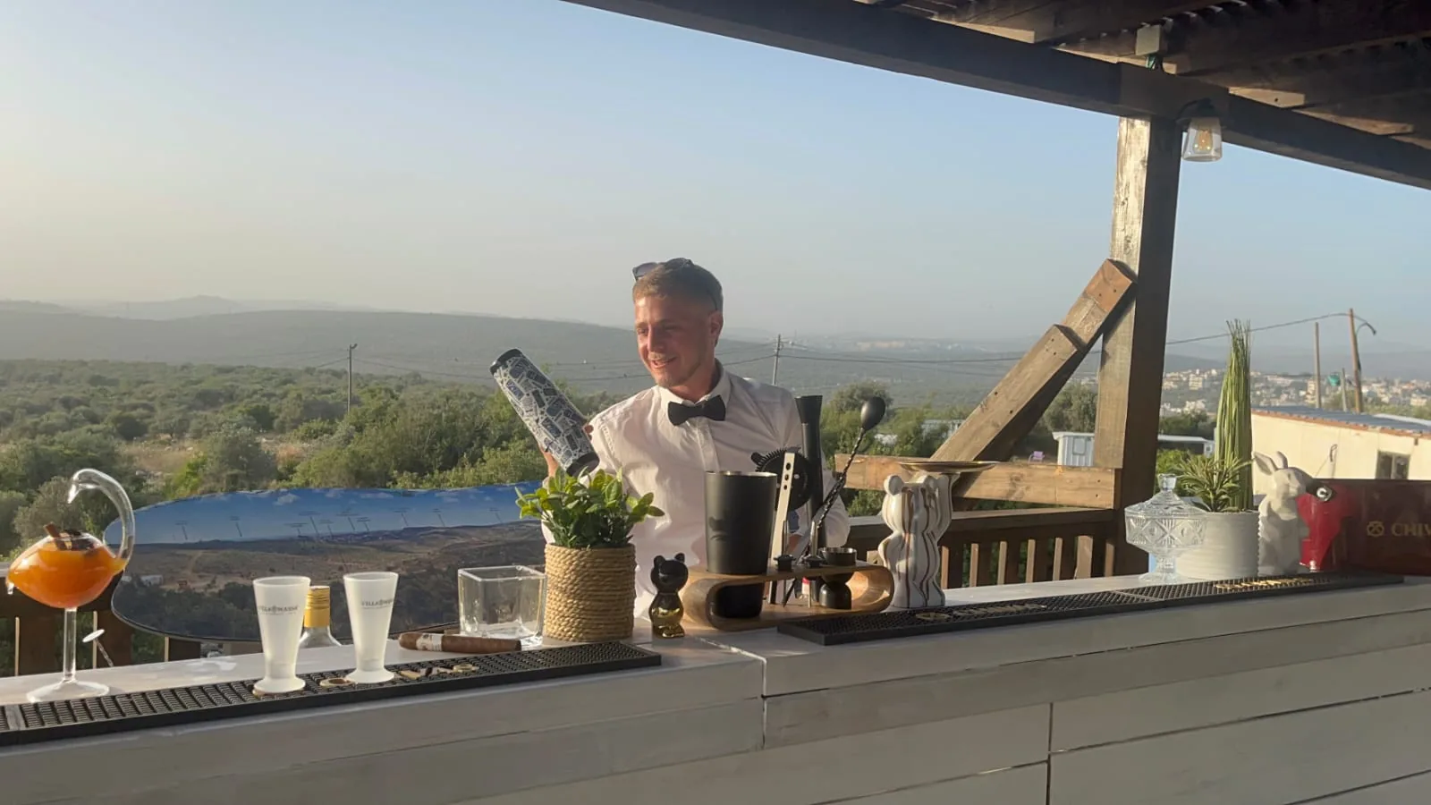 ברמן CERVO BAR מכין קוקטייל בעמדה באירוע
